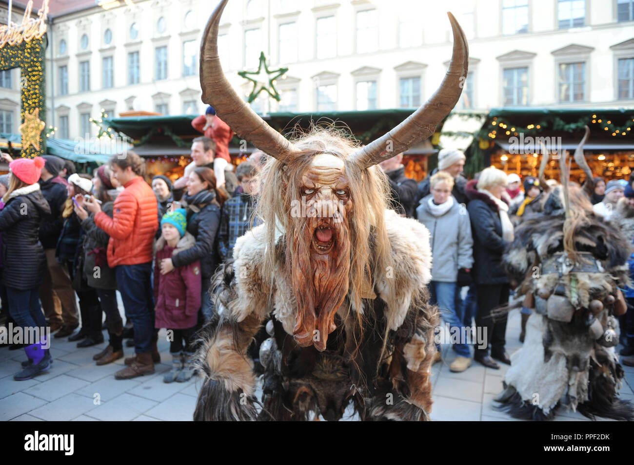 Krampus traditionnels exécutés sur le marché de Noël de Munich, Allemagne Banque D'Images