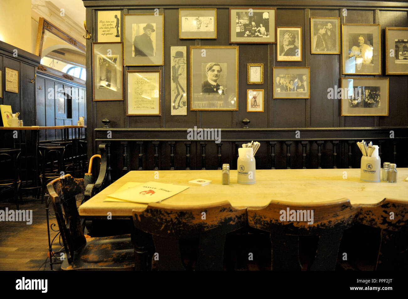 Mur avec des portraits d'artistes (y compris Joachim Ringelnatz) dans le restaurant 'Alter Simpl' à Munich Maxvorstadt. La "Alte Simpl' dans Türkenstraße était au début du siècle d'un artiste connu eatery, Munich, Allemagne Banque D'Images