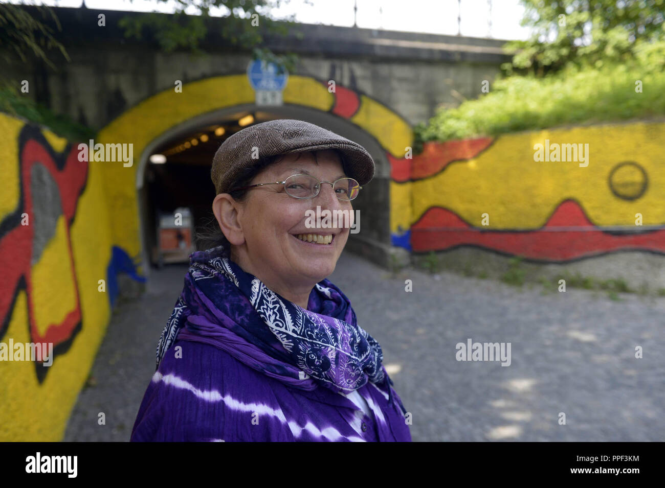 L'artiste basé à Munich Agnes Felicitas Adler alias 'Adler A.F.' à la présentation de la nouvelle version de passage inférieur à la Friedenstrasse à la gare Ostbahnhof. Dans la sélection des couleurs et des formes, A. F. Adler et le collectif de l'artiste s'inspire de ANRA Friedensreich Hundertwasser. Banque D'Images