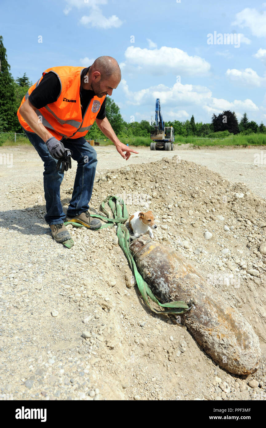 Les employés de la société 'Tauber' désamorcer une bombe de 250 kg sur un chantier à Berg am Laim. 'Chien Ennie' est là aussi, mais n'a aucun rôle. Banque D'Images