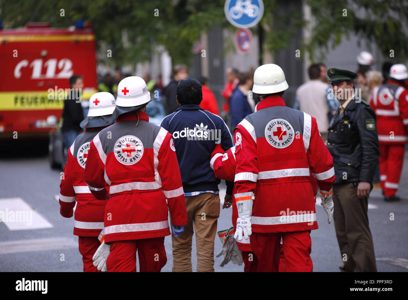 Techniciens médicaux d'aider la police lors de l'évacuation du camp de demandeurs d'asile en grève de la faim. Les réfugiés ont fait une grève de la faim il y a 8 jours au Rindermarkt à Munich pour démontrer pour de meilleures conditions de vie et de traitement. Banque D'Images