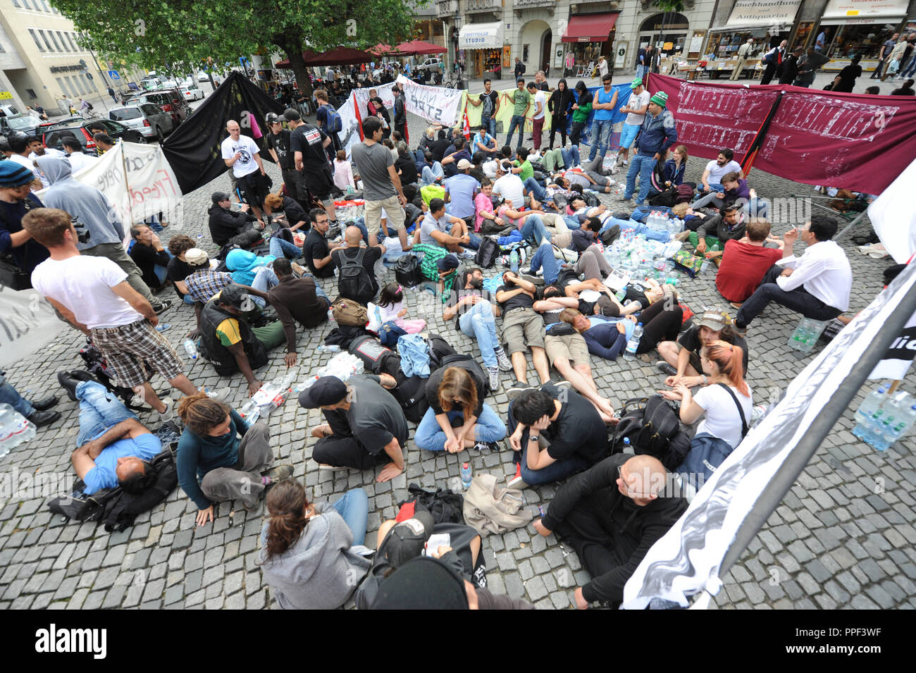 Les réfugiés une grève de la faim pour démontrer pour de meilleures conditions de vie et de traitement à l'Rindermarkt à Munich. Banque D'Images