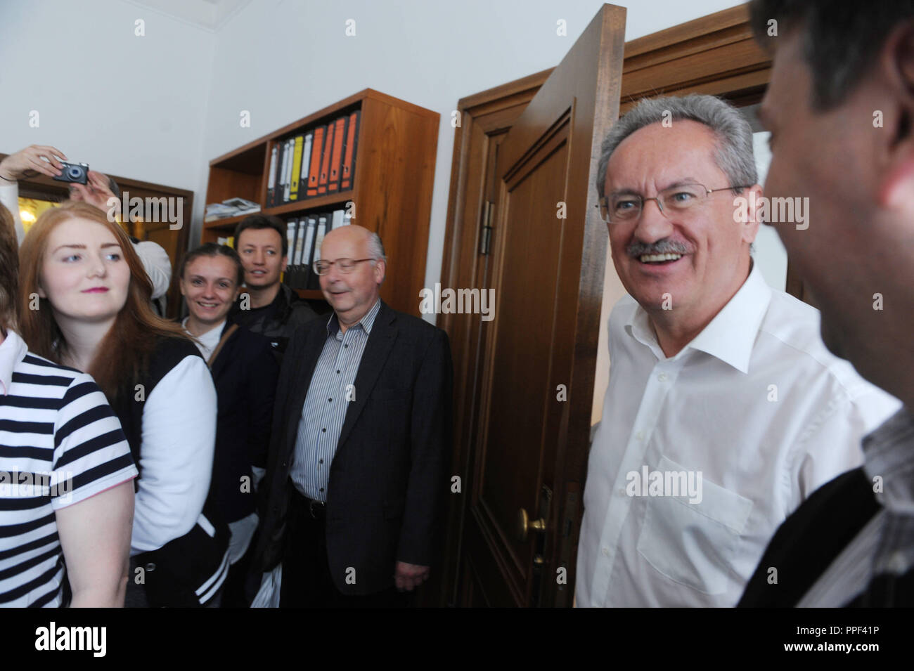 Sur la journée portes ouvertes de l'Hôtel de ville de Munich, Christian Ude, Maire (2e à partir de la droite ici dans le hall) accueille les visiteurs qui sont ici pour voir le prix du maire. Banque D'Images