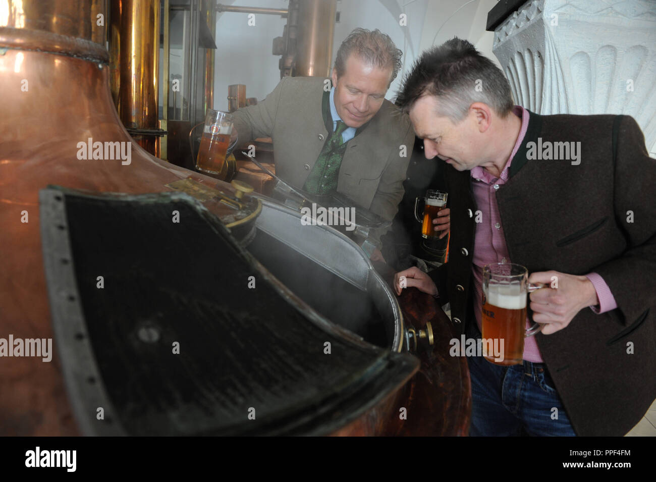 Le chef de la direction d'Andreas Steinfatt Paulaner et propriétaire Hermann Zimmerer goûter le premier brassin de l'électrique dans le récemment rénové sur Braeuhaus Paulaner Kapuzinerplatz. Banque D'Images