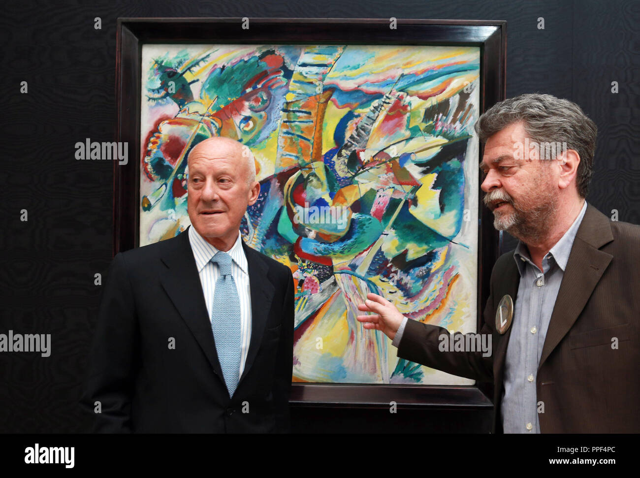 L'architecte Sir Norman Foster (à gauche) avec le directeur du musée, Helmut Friedl en face d'une peinture de Kandinsky. Banque D'Images L'architecte Sir Norman Foster (à gauche) avec le directeur du musée, Helmut Friedl en face d'une peinture de Kandinsky. Banque D'Images