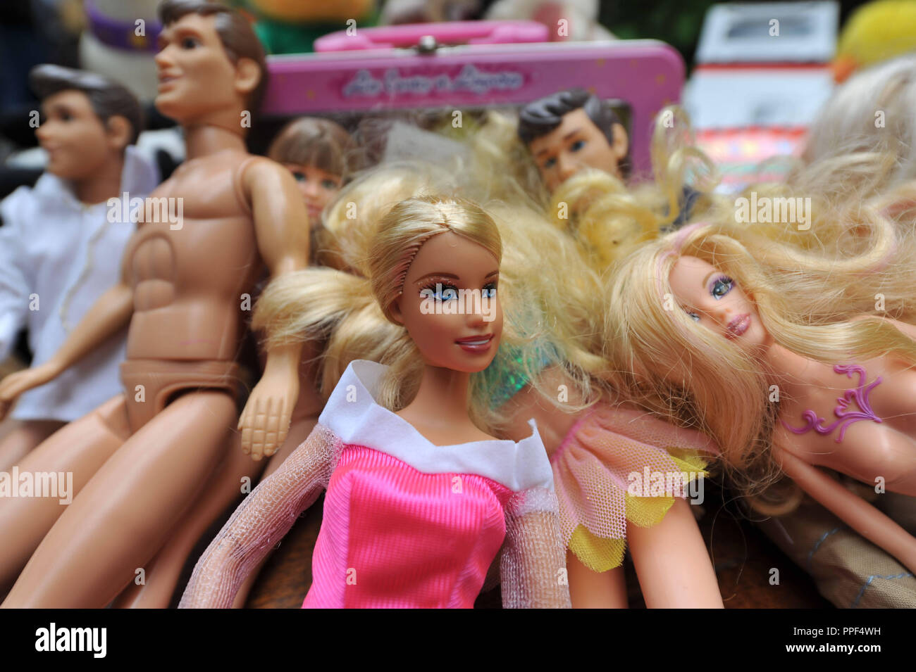 Les poupées Barbie anciennes à une cour brocante dans le quartier Schwabing  de Munich Photo Stock - Alamy