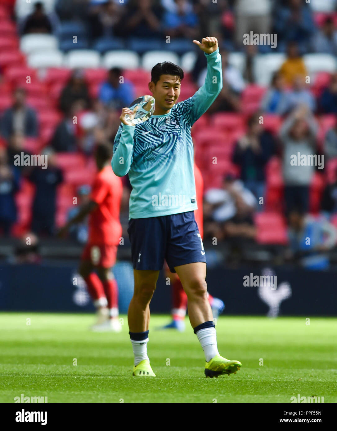 Heung-min son of Spurs a reçu un prix avant le match de premier League entre Tottenham Hotspur et Liverpool au stade de Wembley , Londres , 15 septembre 2018 photo Simon Dack / images téléphoto usage éditorial seulement. Pas de merchandising. Pour Football images, les restrictions FA et premier League s'appliquent inc. aucune utilisation d'Internet/mobile sans licence FAPL - pour plus de détails, contactez Football Dataco Banque D'Images