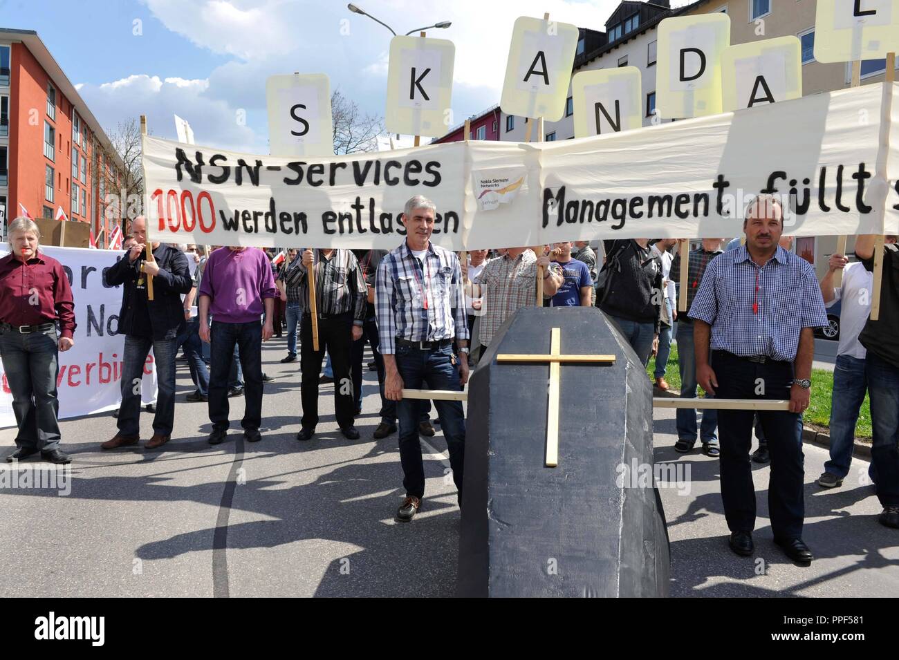 Le syndicat Verdi a appelé à protester contre le projet de fermeture de site lors d'une réunion du personnel à Nokia Siemens Networks (NSN). La photo montre les participants d'une manifestation de protestation au siège de l'German-Finnish joint venture. Banque D'Images