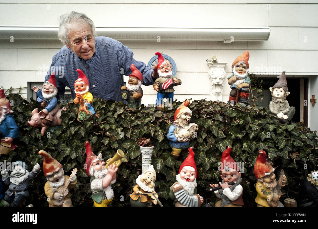 Collecteur de gnome de jardin Peter Hocker expose ses gnomes. Banque D'Images