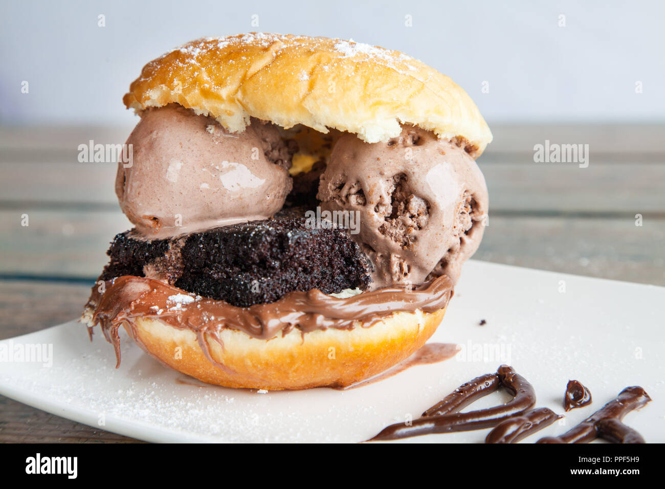 Sandwich à la crème glacée au chocolat donut Banque D'Images