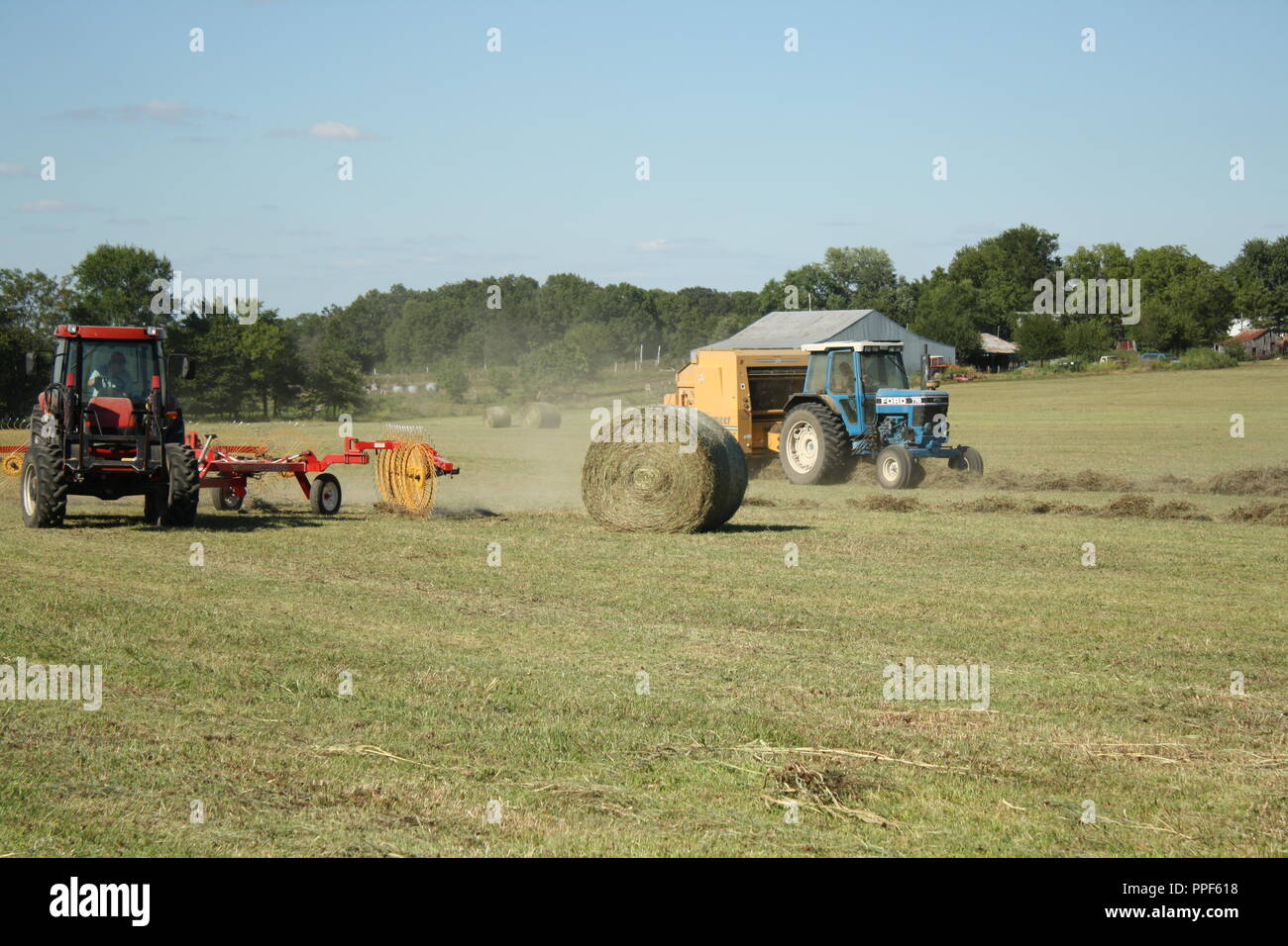 Mise en balles de foin Banque D'Images