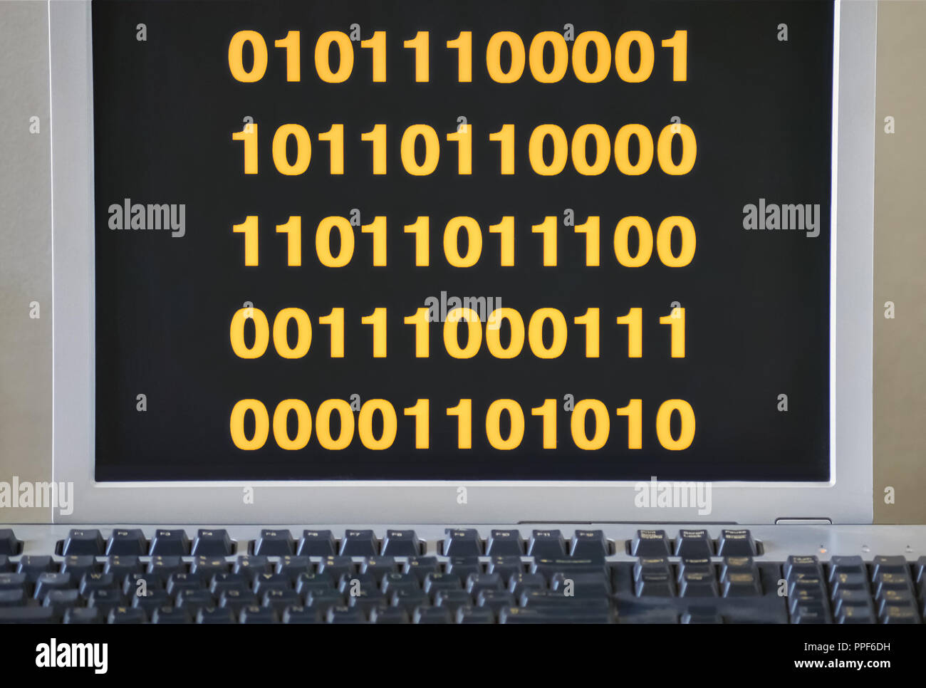 Ruisseau de chiffres binaires sur l'écran pendant l'exécution du programme Banque D'Images
