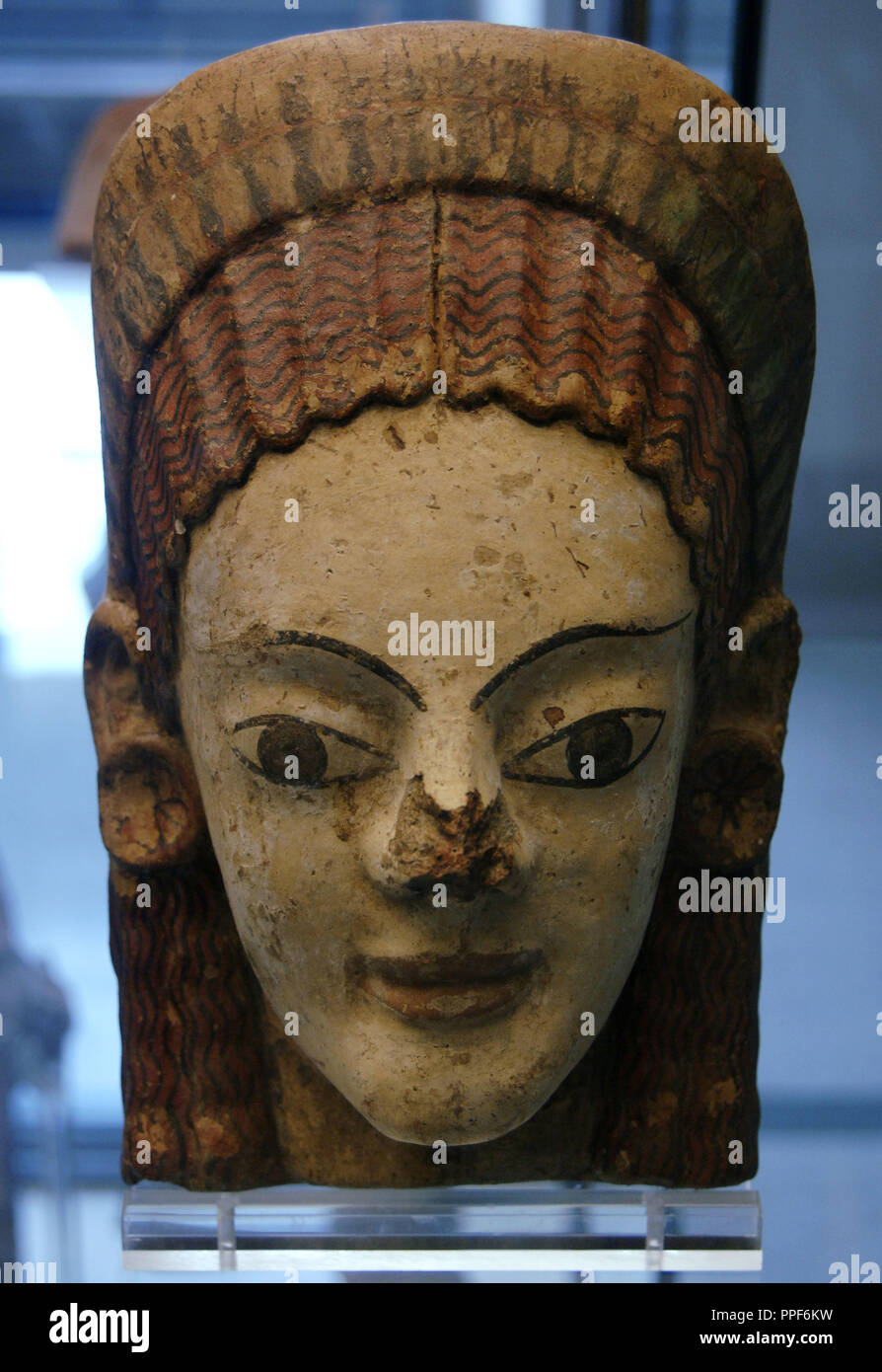 L'art étrusque en Italie. Antefix comme la tête d'une femme. 500 av. J.-C. terre cuite polychrome. De Cerveteri. Musée Grégorien Etrusque. Musées du Vatican. La cité du Vatican. Banque D'Images