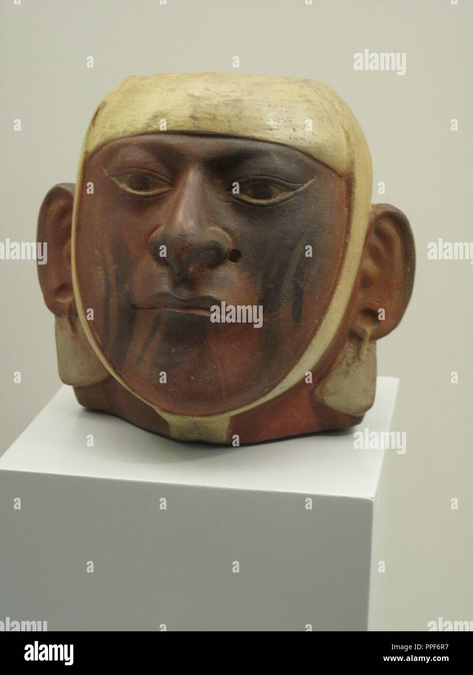 CEFALOMORFA VASIJA - VASO RETRATO - CERAMICA PINTADA - CULTURA - MOCHICA PERIODO INTERMEDIO TEMPRANO - 100 AC-700 DC - Pérou - N° INV 11025. Lieu : MUSÉE DE L'AMÉRIQUE - COLECCION. MADRID. L'ESPAGNE. Banque D'Images