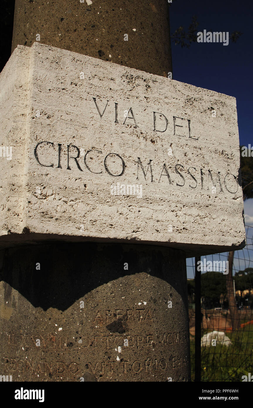 L'Italie. Rome. Le Cirque Maxime (Circo Massimo). Les courses de chars romains antiques stadium. Poster avec l'inscription de la Via Circo Massimo. Banque D'Images