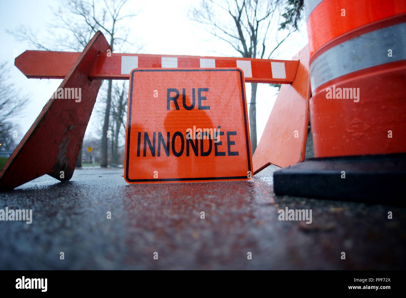 Laval, Canada, 5 mai,2017.Road block signes sur rue après un printemps flash flood.Credit:Mario Beauregard/Alamy Live News Banque D'Images