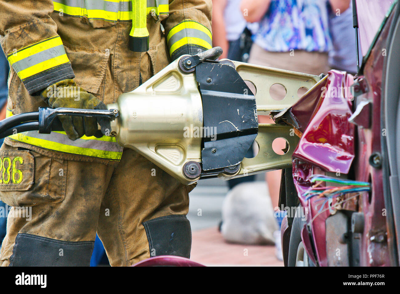 Laval, Canada, 3 juin,2012.pompier en utilisant les mâchoires de vie à un accident de voiture.démonstration:Crédit Mario Beauregard/Alamy Live News Banque D'Images