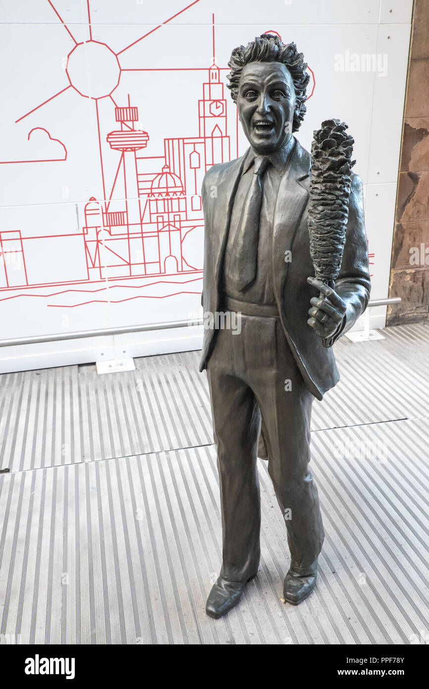 Ken Dodd,Ken Dodd,sculpture,statue,diddymen,comédien,,institution,chatouillant,stick,train,Lime Street Station,Hall,Liverpool, Merseyside, Angleterre,,UK, Banque D'Images
