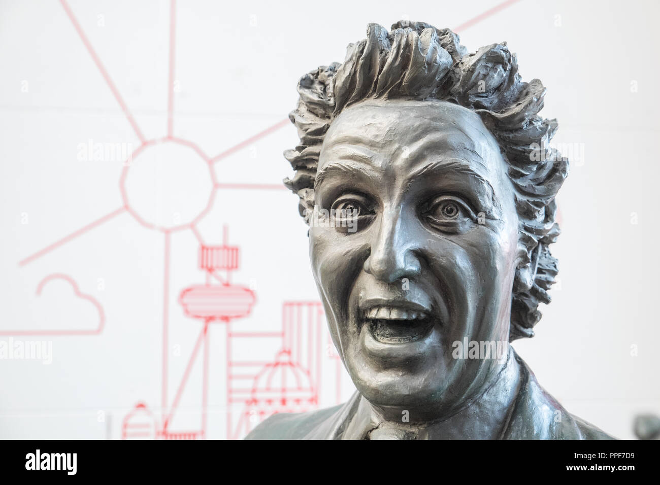 Ken Dodd,Ken Dodd,sculpture,statue,diddymen,comédien,,institution,chatouillant,stick,train,Lime Street Station,Hall,Liverpool, Merseyside, Angleterre,,UK, Banque D'Images