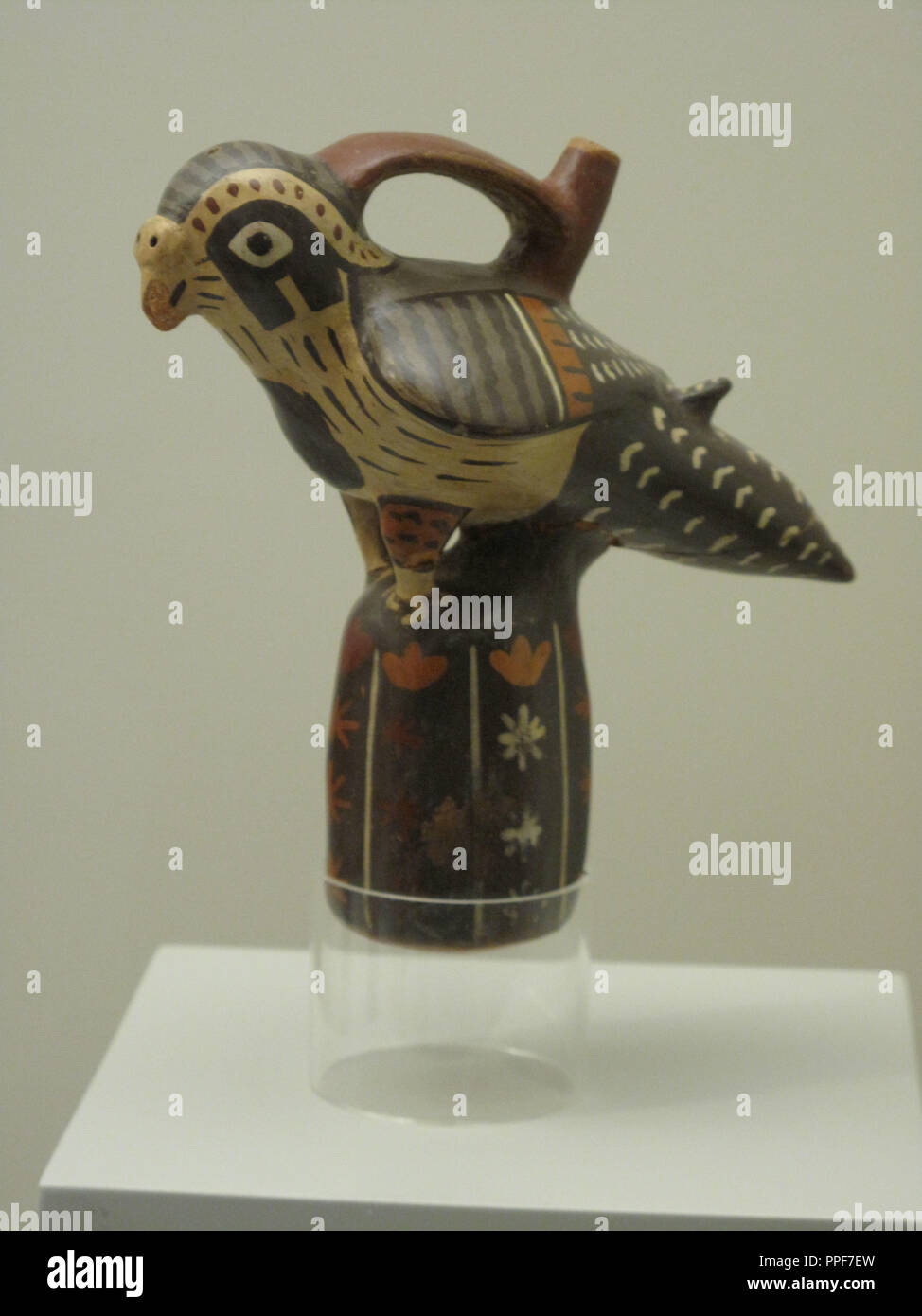 VASIJA EN FORMA DE AVE - CERAMICA PINTADA - CULTURA NAZCA - PERIODO INTERMEDIO TEMPRANO - 100 AC-700 DC - Pérou - NUM INV 8230. Lieu : MUSÉE DE L'AMÉRIQUE - COLECCION. MADRID. L'ESPAGNE. Banque D'Images