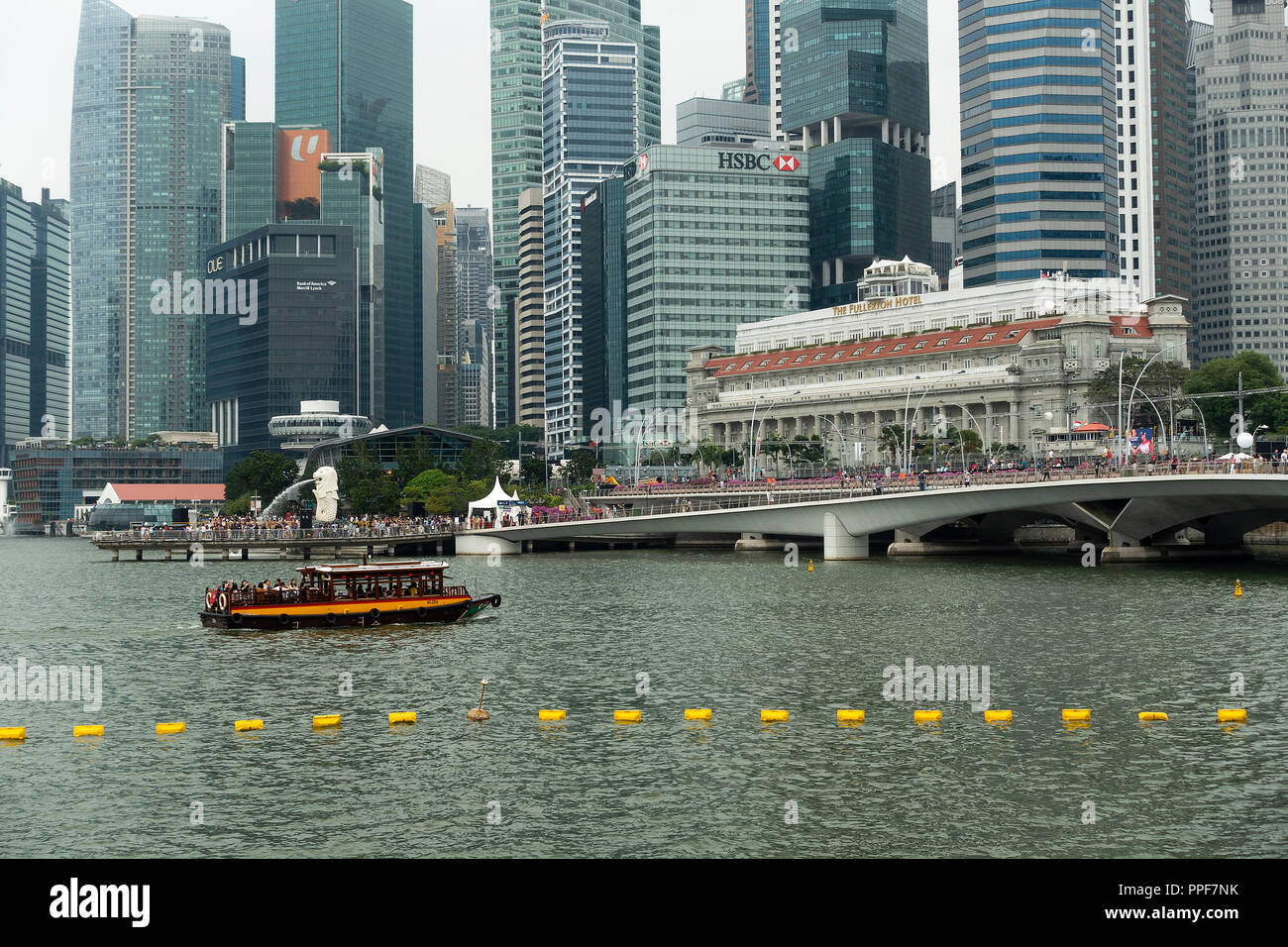 Le Fullerton Hotel et gratte-ciel du quartier financier avec un bateau-taxi et les touristes au centre-ville de Singapour République de Singapour Asie Banque D'Images