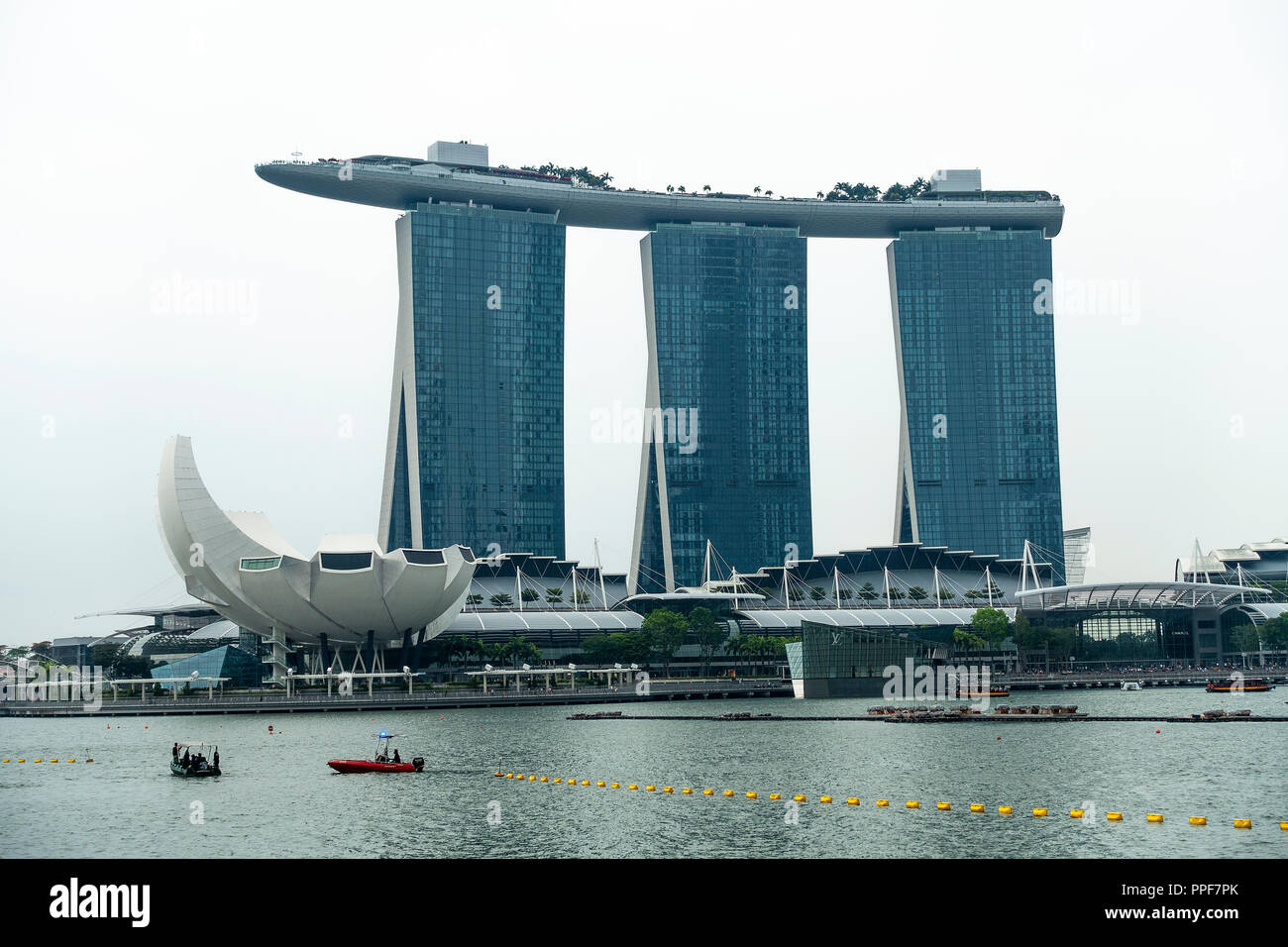 L'emblématique Hôtel Marina Bay Sands et le Musée ArtScience sur la baie au centre-ville de Singapour République de Singapour Asie Banque D'Images