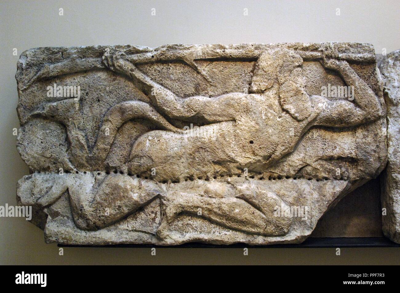 Début classique. La fin de l'archaïque. Satyr brandissant une branche d'arbre. Bloc frise sculptés en relief, à partir de la frise des animaux qui servent à exécuter dans le haut du podium suporting bâtiment G. Acropole Xanthos. La Lycie. La Turquie. Au cours de l'Kuprlli reigh de King (480-440BC). British Museum. Londres. L'Angleterre. United Kingdom. Banque D'Images