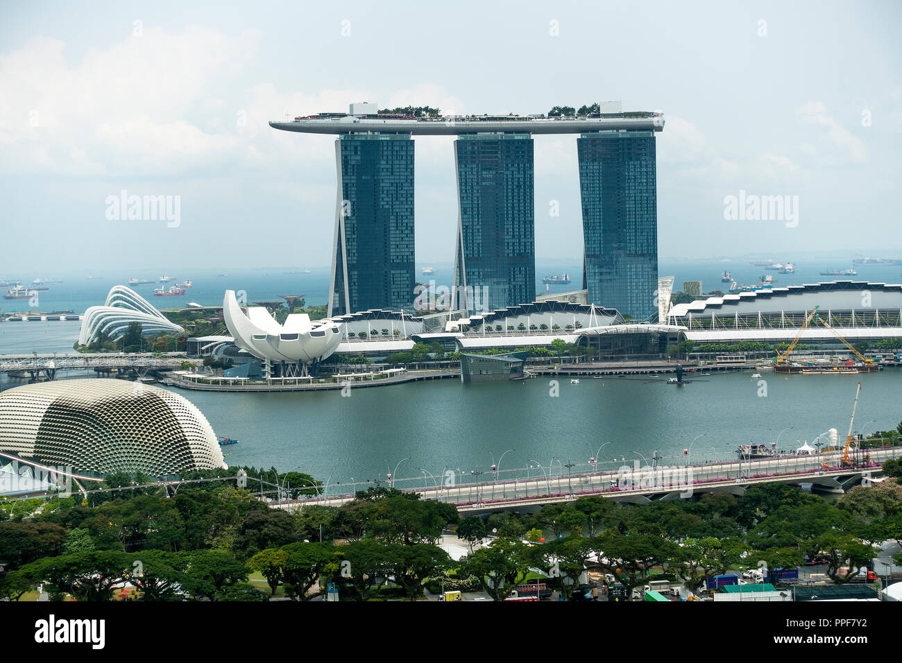 Vue aérienne du Peninsula Excelsior Haut de toit Esplanade Theatre, Marina Bay Sands Hotel, Les Jardins de la baie et musée Artscience Asie Singapour Banque D'Images