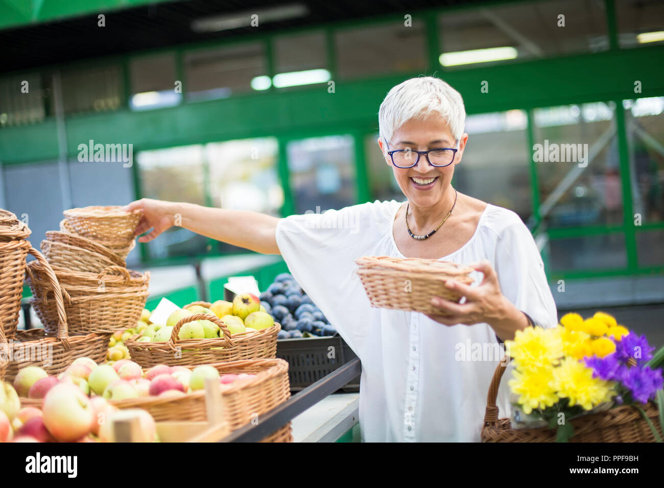 Portrait of senior woman buying sur market Banque D'Images