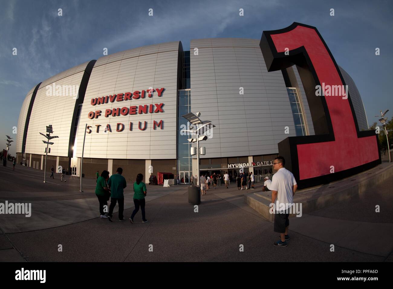 La façade et l'intérieur des aspects de l'ARIZONA CARDINAL STADIUM. ARIZONA CARDINALS STADIUM, lors de la pré-saison 2013 actions et l'International Guinness Banque D'Images