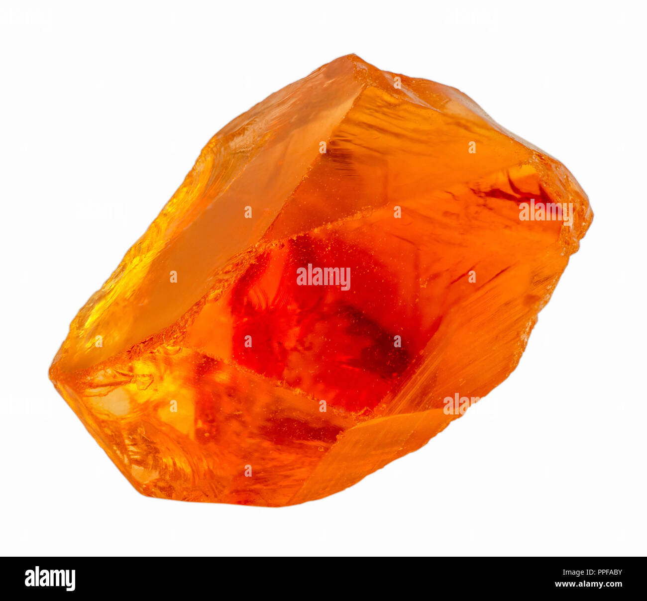 Rugueux, citrine clair transparent cristal. Bonne saturation des couleurs jaune-orange, de haute qualité pour l'objet de coupe citrine gemme.isolé sur fond blanc Banque D'Images Rugueux, citrine clair transparent cristal. Bonne saturation des couleurs jaune-orange, de haute qualité pour l'objet de coupe citrine gemme.isolé sur fond blanc Banque D'Images