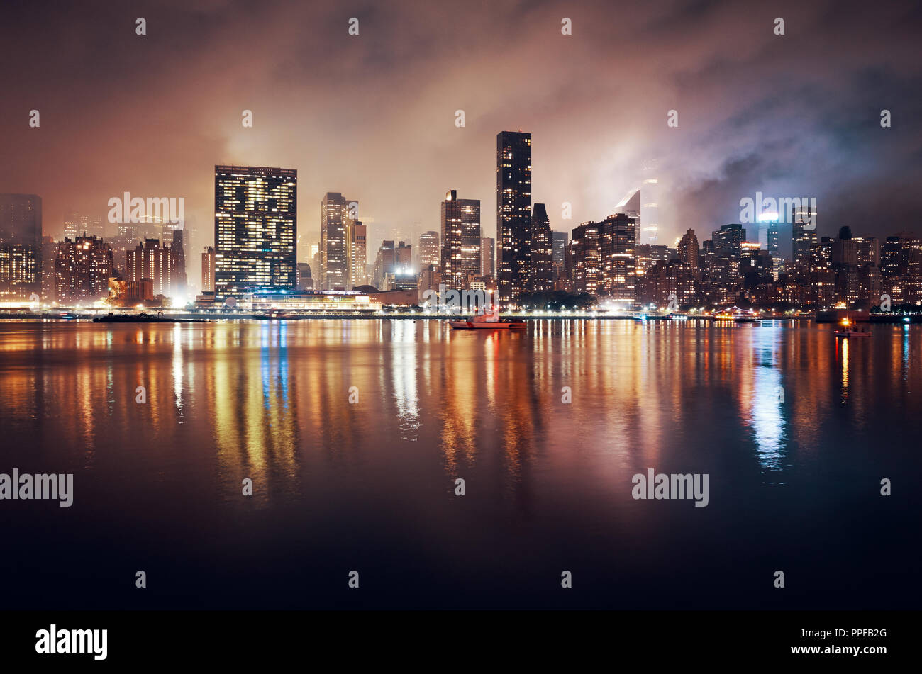Manhattan nimbées d'fumée après 4 juillet Fireworks, tons de couleur photo, NYC. Banque D'Images