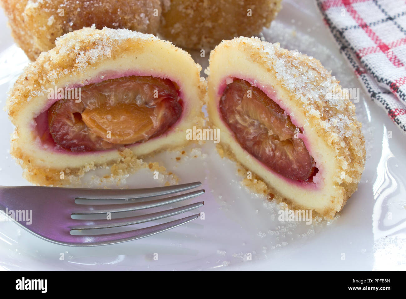 Boulettes de prune sur la plaque avec la fourchette sur la table Banque D'Images