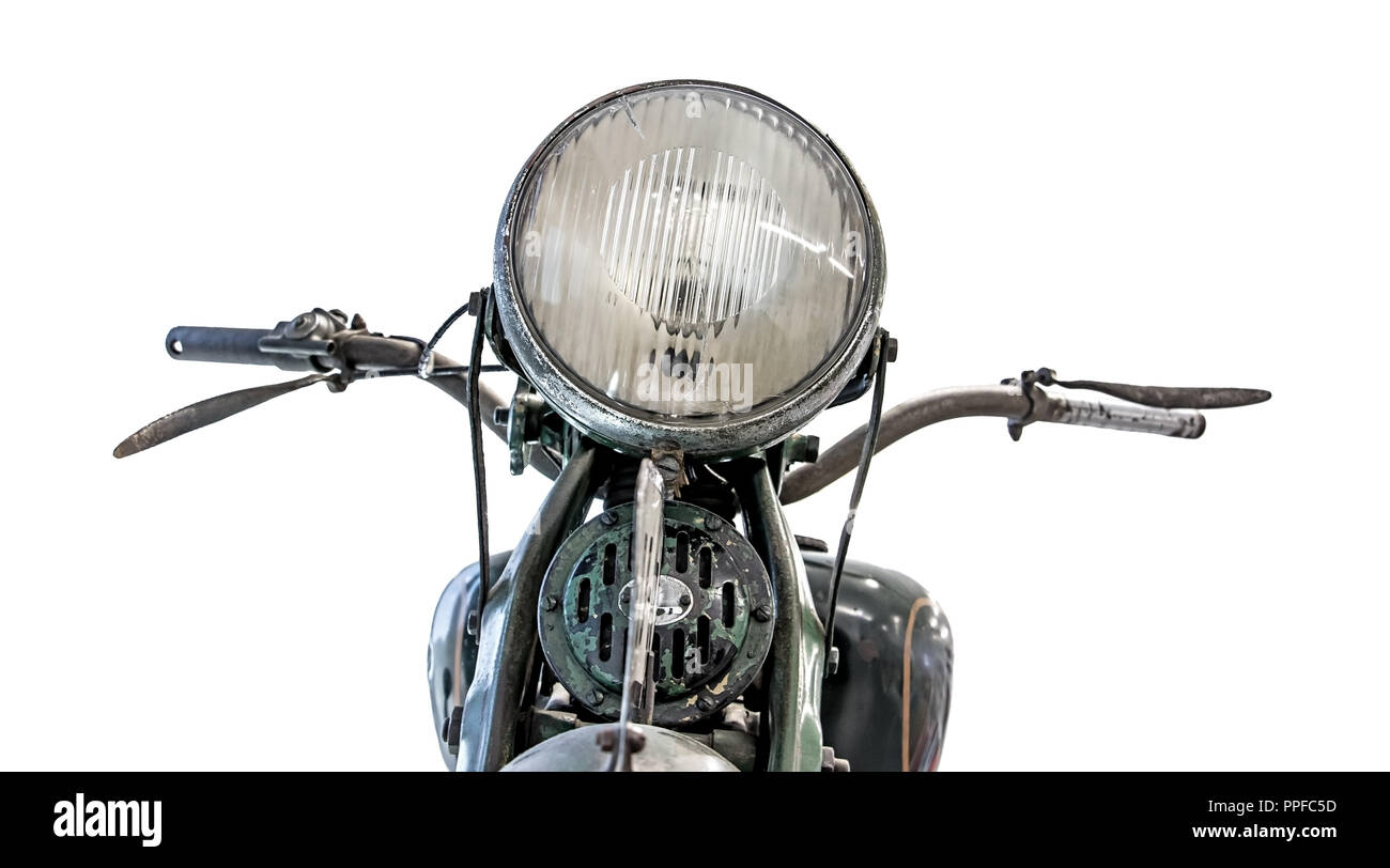 Vieille moto, vue avant de la lumière et le guidon, isolé sur fond blanc. Moto retro projecteur et le guidon de près. Banque D'Images