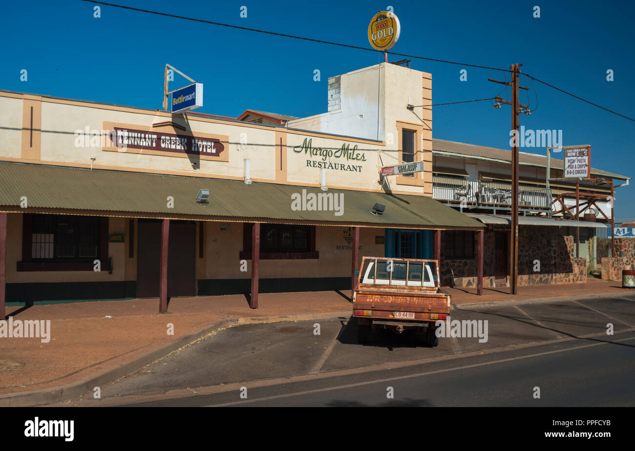 Parking de ramassage rouillé à l'hôtel Tennant Creek et aux pubs. Tennant  Creek, territoire du nord, Australie Photo Stock - Alamy