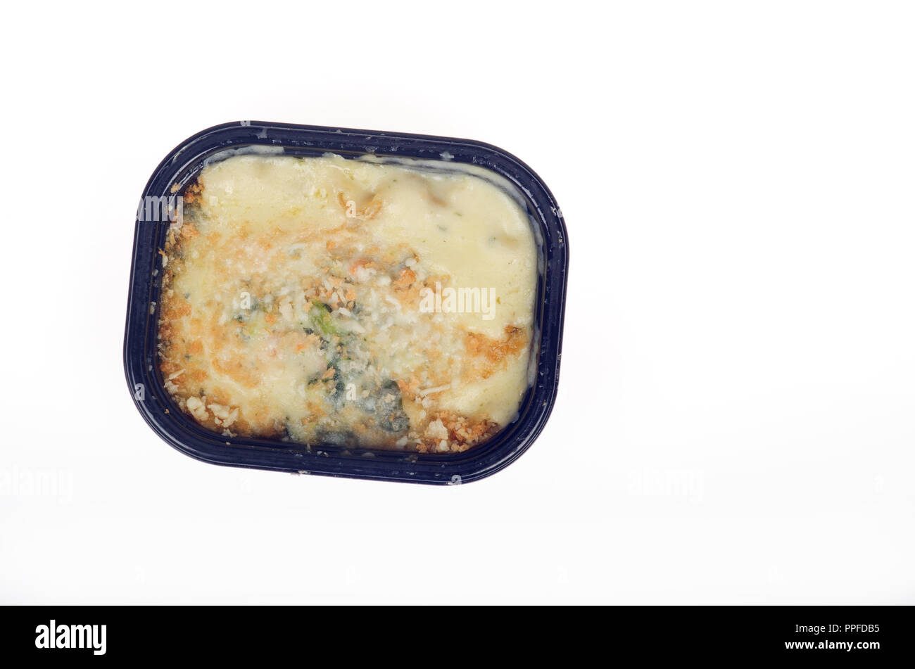 Lasagne aux légumes repas congélateur au micro-ondes en récipient en plastique noir Banque D'Images