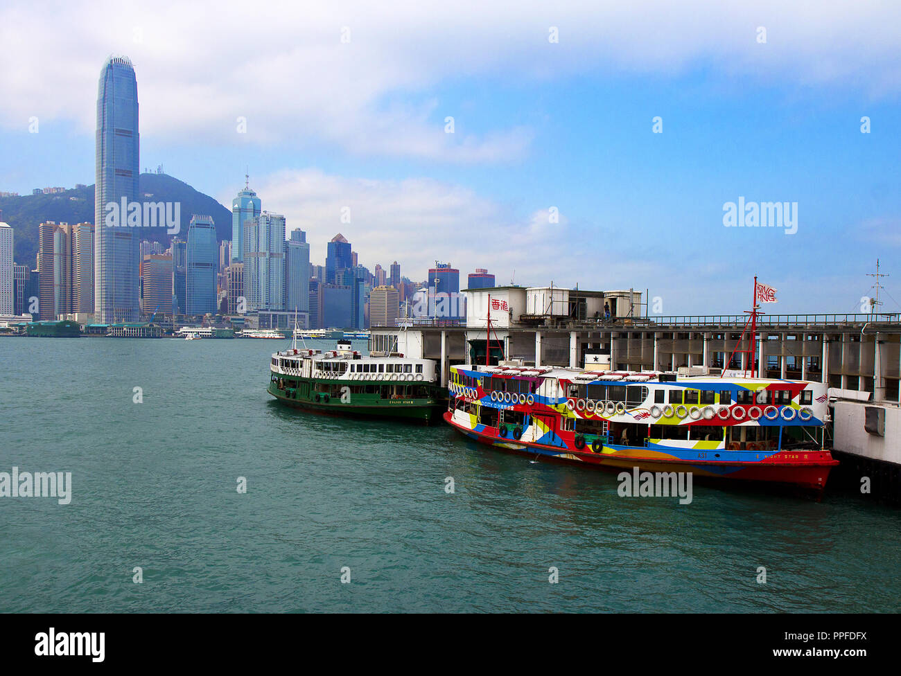 L'île de Hong Kong cityscape de Kowloon avec ferries au quai prises à Hong Kong, Chine le 22 mars 2012 Banque D'Images