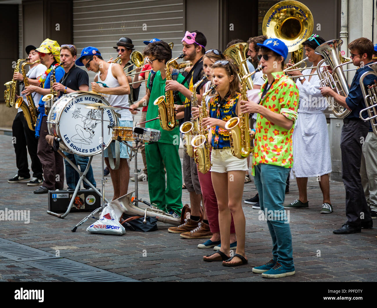 Groupe musical d'étudiants en médecine d'effectuer dans la rue à Reims, France le 27 juin 2014 Banque D'Images