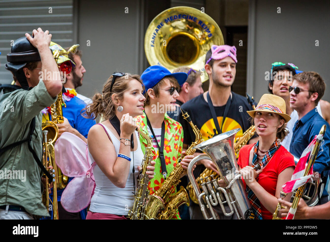 Groupe musical d'étudiants en médecine d'effectuer dans la rue à Reims, France le 27 juin 2014 Banque D'Images