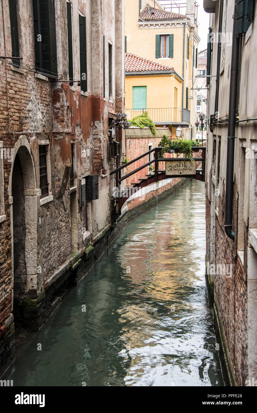 Petit canal près du mercato del Pesce ai Minuto, Rialto, Venise Banque D'Images