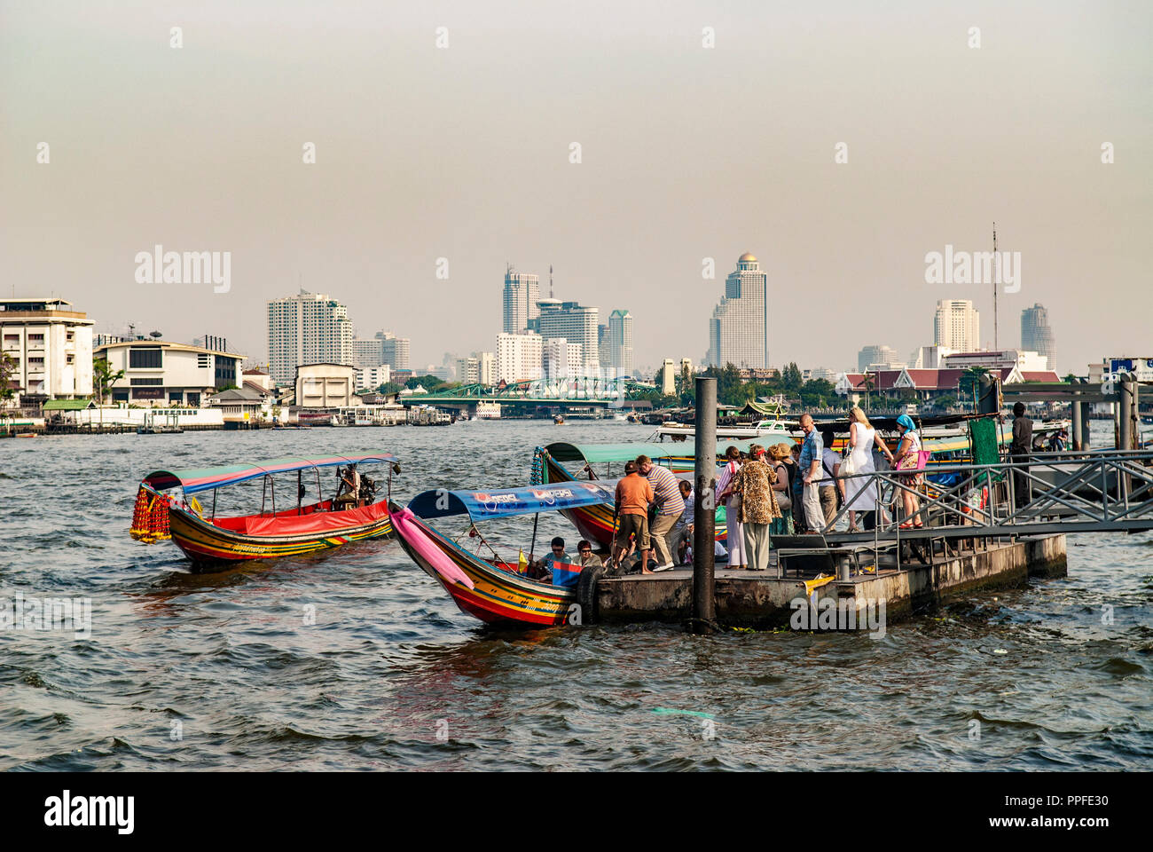 Les touristes s'embarquer sur des bateaux d'excursion, de la rivière Chao Phraya, Bangkok, Thaïlande Banque D'Images