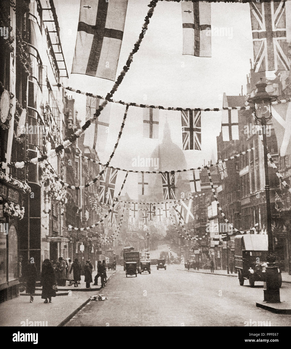 Drapeaux et banderoles accrochées dans Fleet Street, Londres Pour célébrer le Jubilé de 1935, la cathédrale St Paul au loin. À partir de ces années, publié en 1938. Banque D'Images
