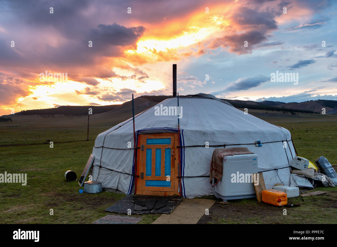 Coucher du soleil spectaculaire sur une yourte mongole, Khatgal, Mongolie Banque D'Images
