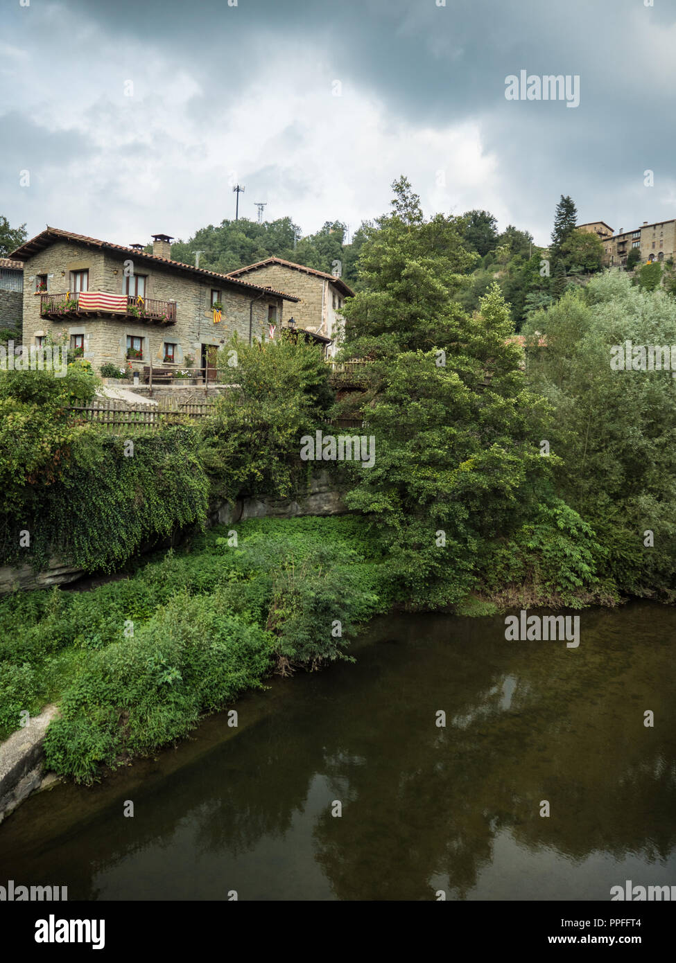 Vue verticale de l'Rupit rivière qui traverse le village de Rupit i Pruit en été Banque D'Images