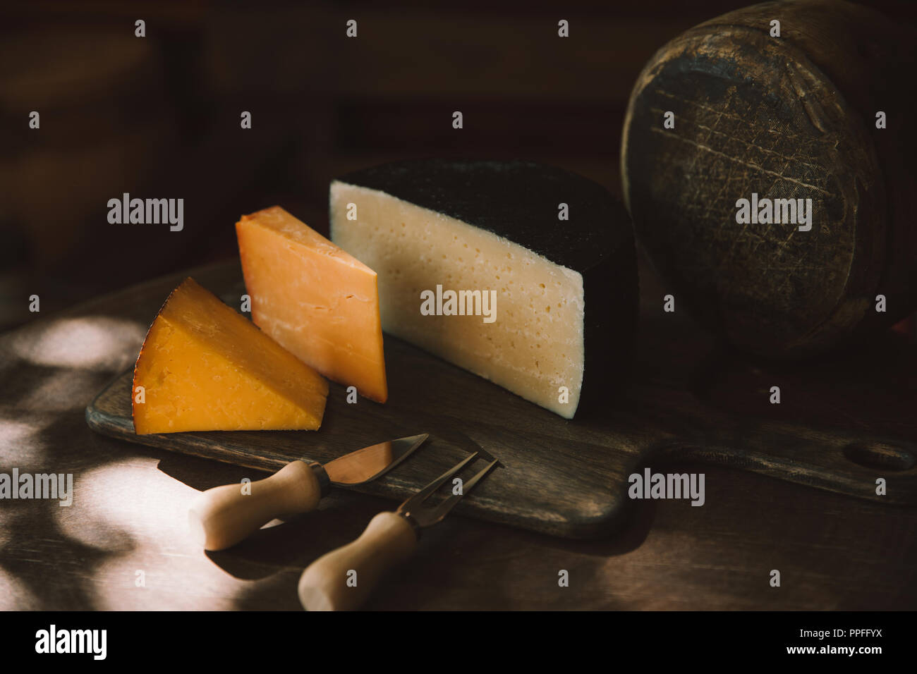 Diverses sortes de fromage délicieux avec du fromage sur les couverts de table en bois rustique Banque D'Images