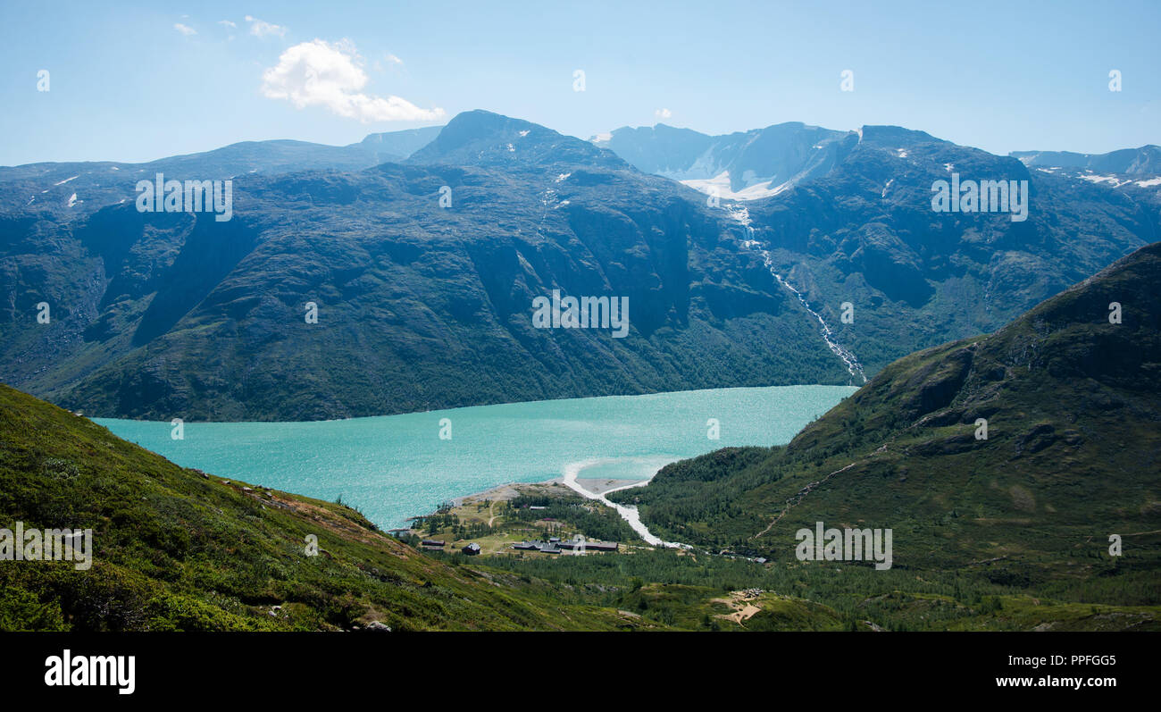 Belle vue aérienne de Besseggen ridge au lac Gjende dans le parc national de Jotunheimen, Norvège Banque D'Images