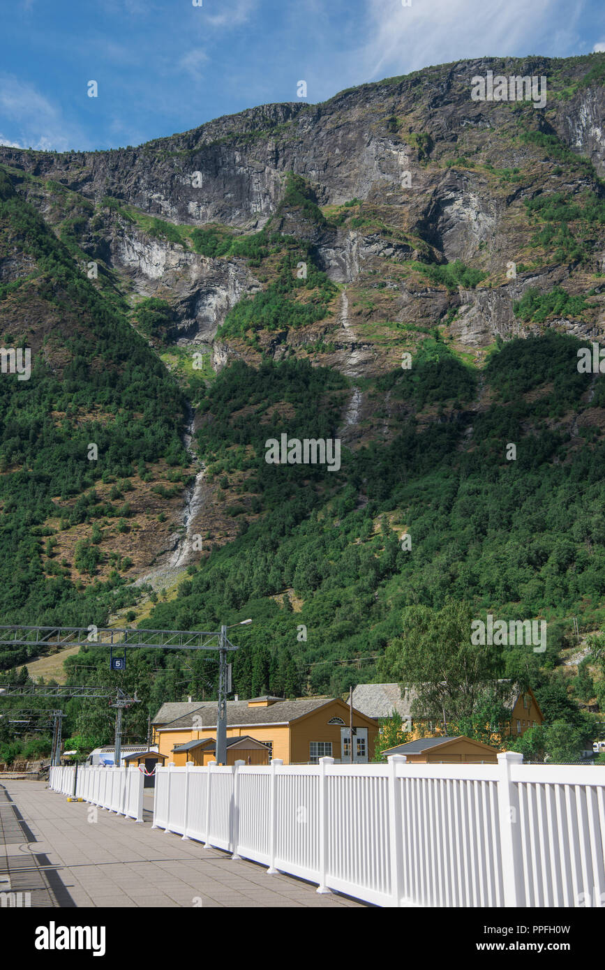 Maisons et bridge dans Flam village près de belles montagnes, Aurlandsfjord (Aurlandsfjorden), Norvège Banque D'Images