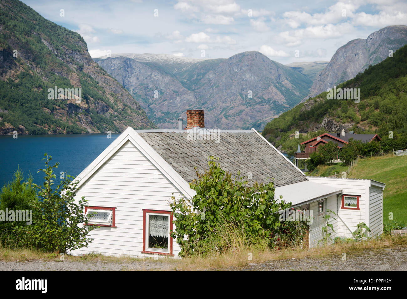 De belles maisons en bois dans village Flam au Majestic (Aurlandsfjorden Aurlandsfjord), Norvège Banque D'Images