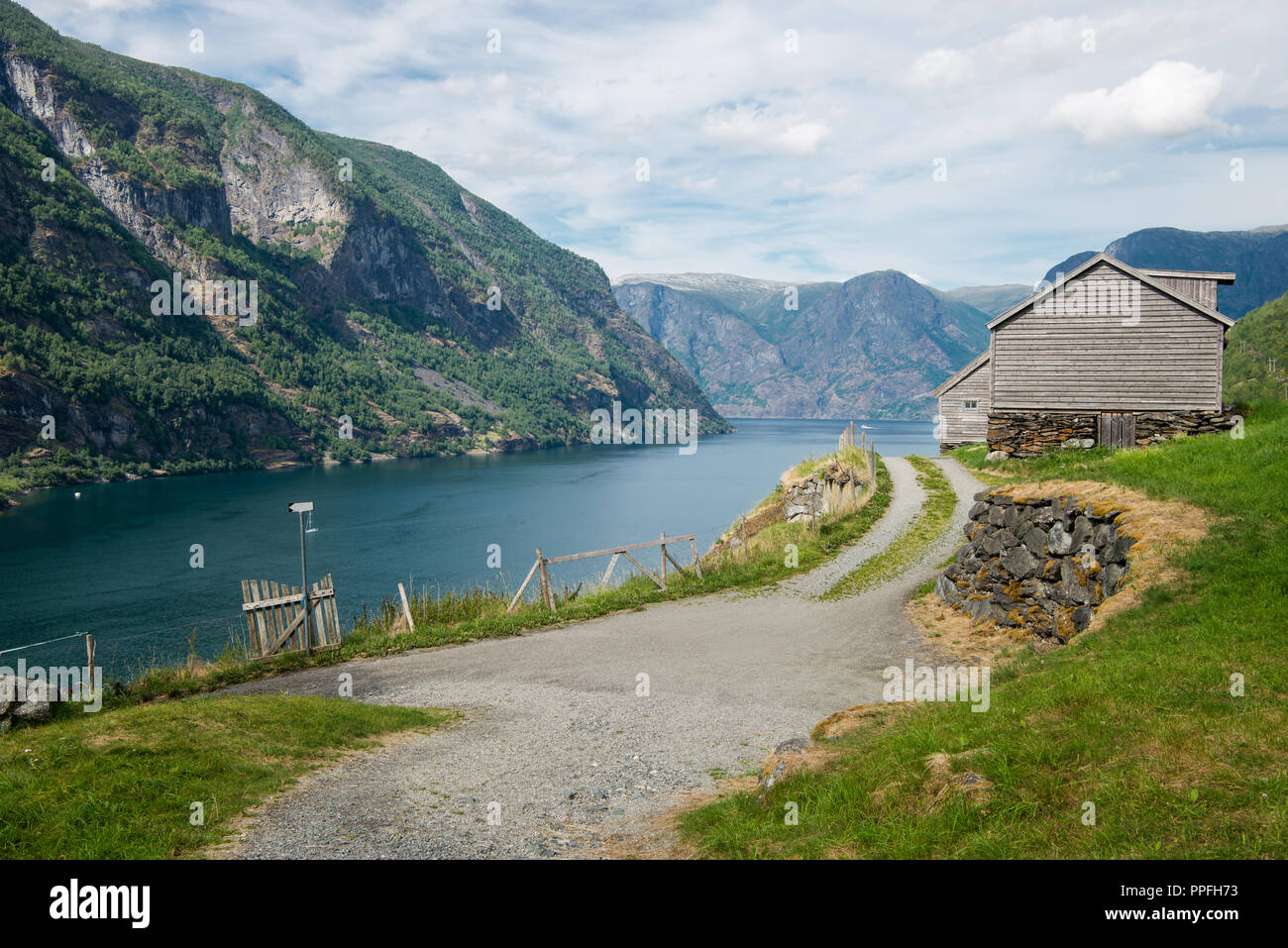 Des bâtiments de bois et des routes rurales au village, Flam, Aurlandsfjord (Aurlandsfjorden), Norvège Banque D'Images