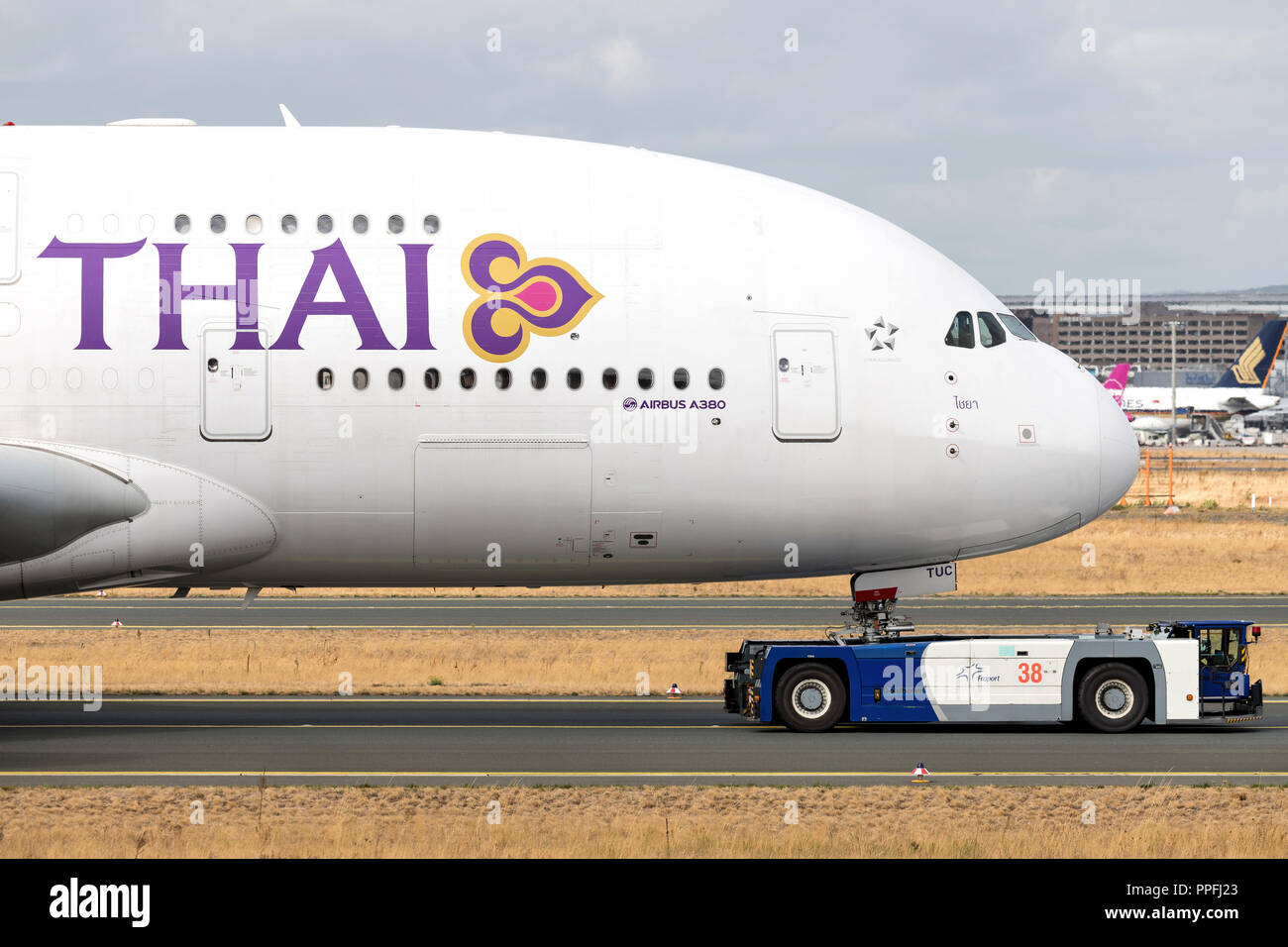 Thai Airways Airbus A380 avec l'inscription HS-TUC remorqué à l'aérogare à l'aéroport de Francfort. Banque D'Images